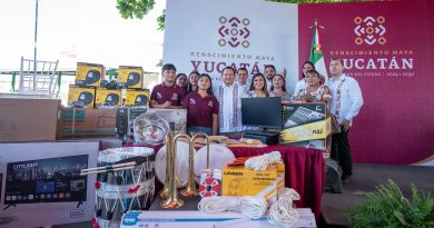 Díaz Mena entregó equipamiento a planteles del Cecytey en Yucatán