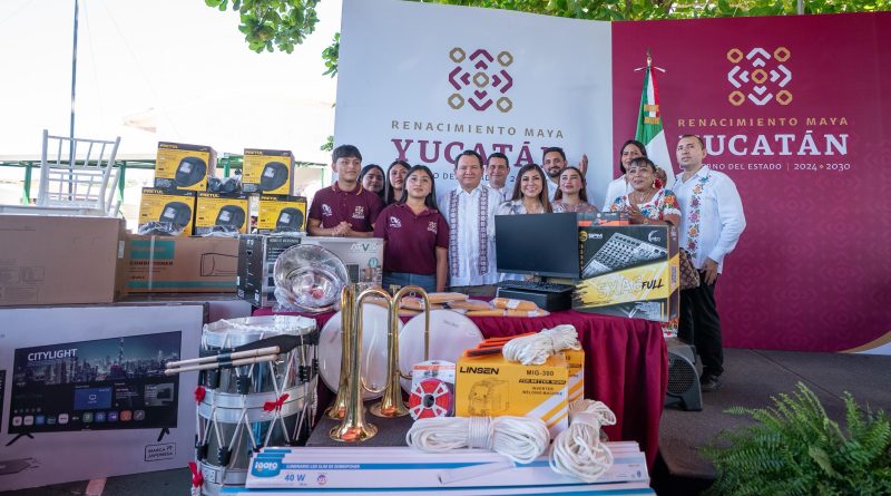 Díaz Mena entregó equipamiento a planteles del Cecytey en Yucatán