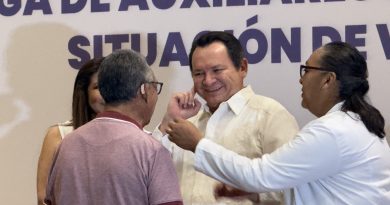 Entregan 208 auxiliares auditivos a personas vulnerables en Yucatán