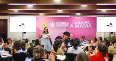 Cecilia Patrón festejó a madres policías y a familias en Mérida