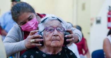 Más de 2,500 yucatecos reciben auxiliares auditivos