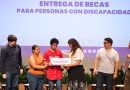 Cecilia Patrón entrega becas a personas con discapacidad