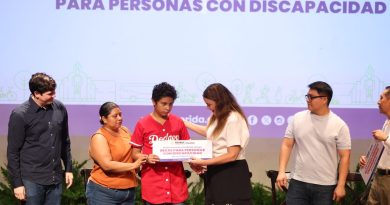 Cecilia Patrón entrega becas a personas con discapacidad